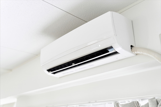 エアコンの室内機。室内を快適な空間を作るために重要な役割を持っています。室外機と冷媒ガスを膨張、圧縮させ、暖かい空気、冷たい空気を作っている。